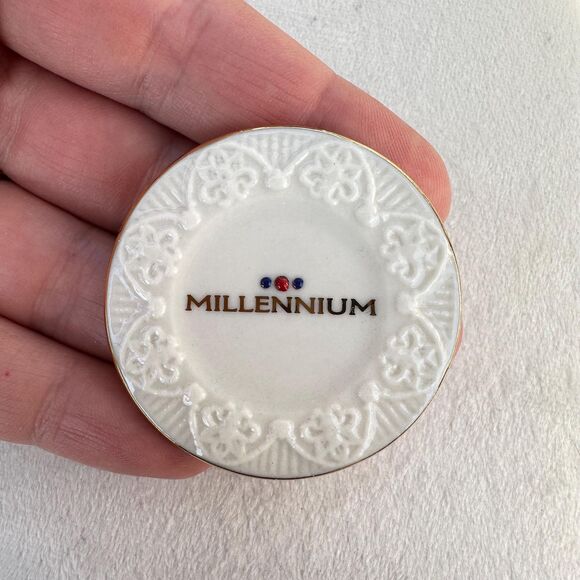 Vintage Jewelry Millenium Porcelian Plate Brooch Pin - Picture 1 of 2